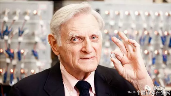 97岁诺奖得主的励志人生：本科文学，博士物理，54岁做锂电池研究