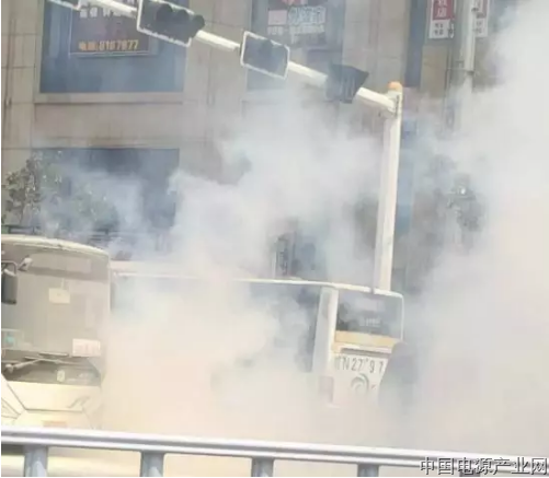 视频-安徽舒城一电动公交电池故障引起自燃 同批21辆车下线停运