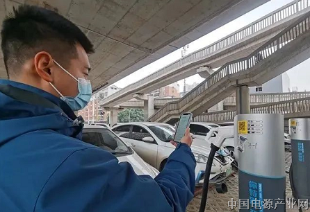 武汉：对电动汽车充电桩进行全面“体检”