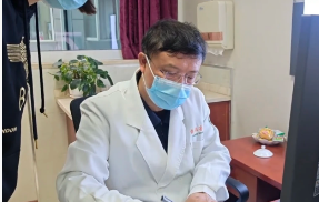 千里求医却没挂上号，主任医师直接蹲在地上给她看CT