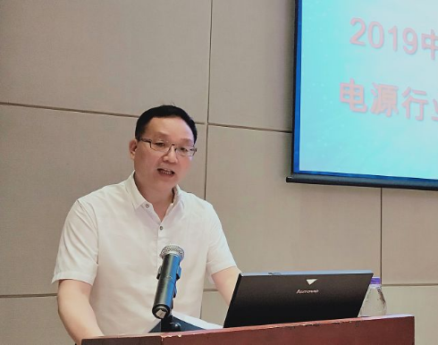 中国微型电动车与电源行业标委会秘书长孙京伟做《2018-2019年度行业团体标准工作总结报告》